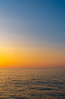 Karadeniz üzerinde mor gün batımı, Batum plajı. Georgia