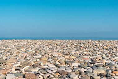Batumi 'de güzel çakıl taşı plaj manzarası, güneşli bir gün. Georgia