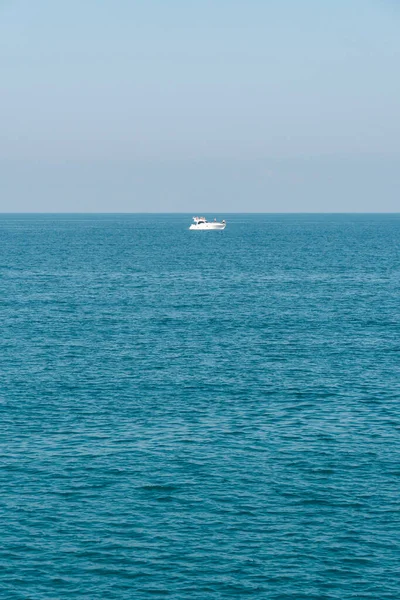 Ufuktaki Beyaz Tekne Batumi Georgia — Stok fotoğraf