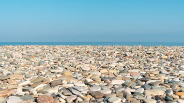Batumi 'de güzel çakıl taşı plaj manzarası, güneşli bir gün. Georgia