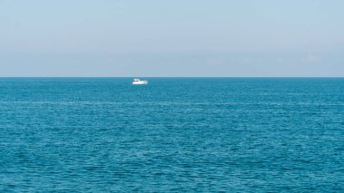 Ufuktaki beyaz tekne, Batumi, Georgia.