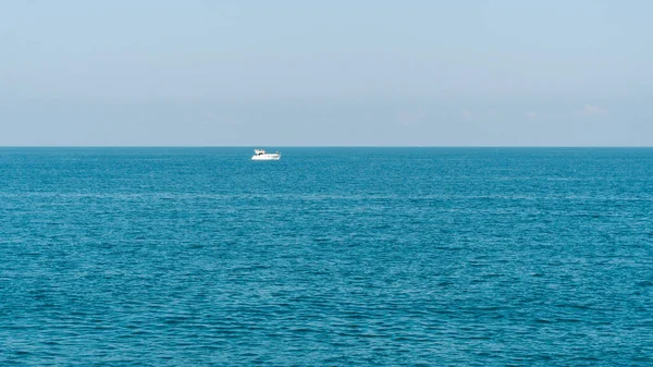 Ufuktaki Beyaz Tekne Batumi Georgia — Stok fotoğraf