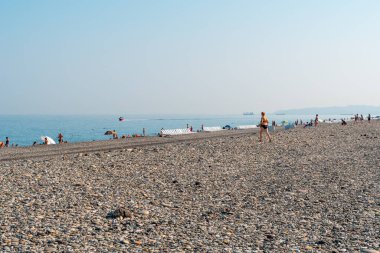 Batumi, Gürcistan - 30 Ağustos 2022: İnsanlar Batumi plajında dinleniyor. Turizm