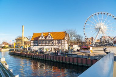 Gdansk, Polonya - 11 Mart 2022: AmberSky Ferris Wheel in Gdansk. Seyahat