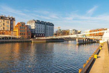 Gdansk, Polonya - 12 Mart 2022: Moltava Nehri üzerindeki Gdansk Köprüsü. Seyahat