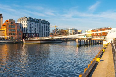 Gdansk, Polonya - 12 Mart 2022: Moltava Nehri üzerindeki Gdansk Köprüsü. Seyahat