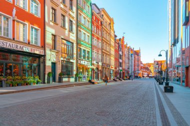 Gdansk, Polonya - 11 Mart 2022: Gdansk 'taki eski kasabadaki güzel renkli evler. Seyahat