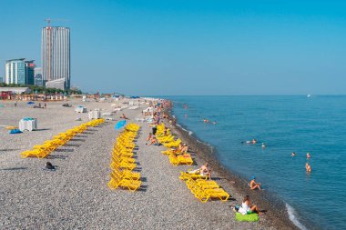 Batumi, Gürcistan - 30 Ağustos 2022: İnsanlar Batumi plajında dinleniyor. Turizm