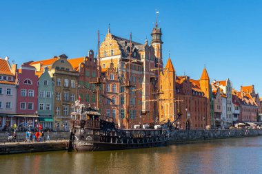 Gdansk, Polonya - 11 Mart 2022: Gdansk 'taki eski şehrin renkli gotik cepheleri. Seyahat