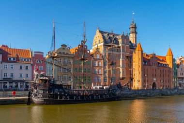 Gdansk, Polonya - 11 Mart 2022: Gdansk 'taki eski şehrin renkli gotik cepheleri. Seyahat