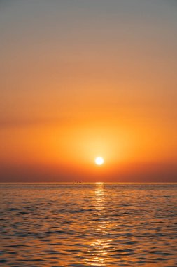 Karadeniz üzerinde mor gün batımı, Batum plajı. Georgia