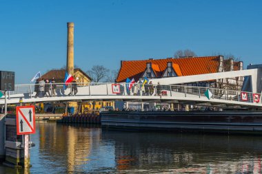 Gdansk, Polonya - 12 Mart 2022: Moltava Nehri üzerindeki Gdansk Köprüsü. Seyahat