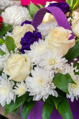 Çiçeklerin farklı çeşitlerinden güzel bir buket. Hediye