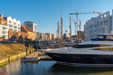 Gdansk, Polonya - 11 Mart 2022: Motlawa nehri üzerinde yelken açan gemiler. Seyahat