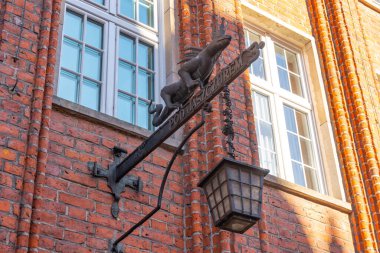 Gdansk, Polonya - 12 Mart 2022: Eski bir tuğla binanın duvarındaki dekoratif lamba. Seyahat