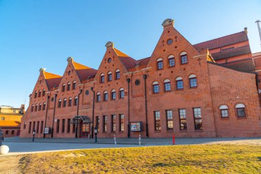 Gdansk, Polonya - 11 Mart 2022: Gdansk 'taki eski tuğla tarihi bina. Seyahat