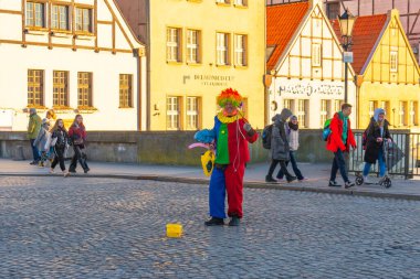Gdansk, Polonya - 11 Mart 2022: Bulutlu formda bir adam Gdansk 'ta sabun köpüğü üflüyor. Seyahat