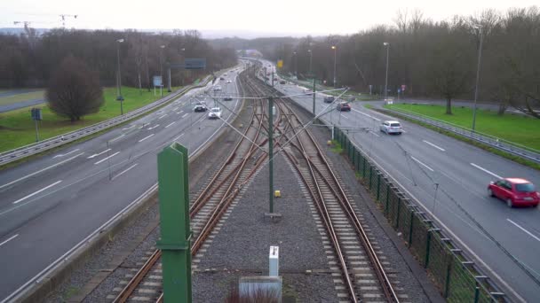 ドイツのドルトムント 2023年1月5日 鉄道のドルトムント市内の自動車交通 高品質4K映像 — ストック動画
