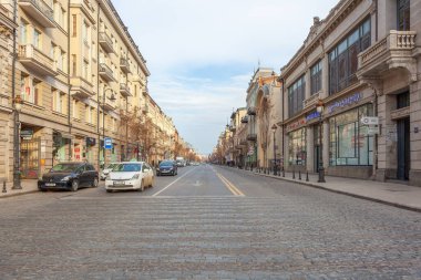 Tiflis, Gürcistan - 18 Şubat 2023: Agmashenebeli Bulvarı tarihi Tiflis şehrinin ana caddelerinden biridir.