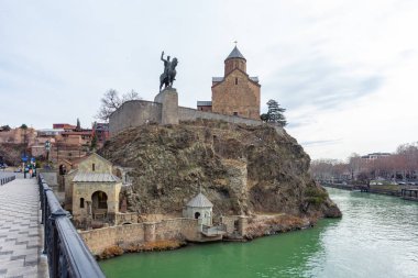 Tiflis, Gürcistan - 18 Şubat 2023: Metekhi Kilisesi ve Kral I. Vakhtang Gorgasali Anıtı, Tiflis. Seyahat