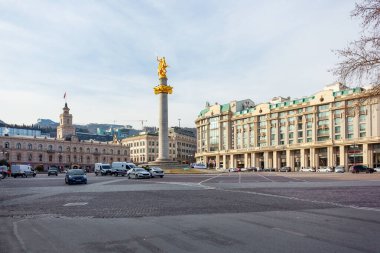 Tiflis, Gürcistan - 18 Şubat 2023: Gürcistan 'ın başkenti Tiflis' in özgürlük meydanında Aziz George 'un altın heykeli