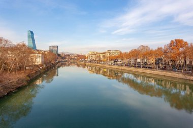 Tiflis, Gürcistan - 18 Şubat 2023: Mtkvari Nehri 'nden Tiflis manzarası