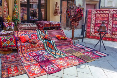 Tiflis, Gürcistan - 18 Şubat 2023: Tiflis Caddesi 'nde satılık halılar. Seyahat