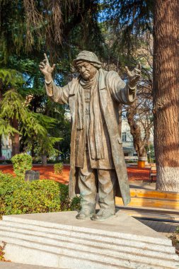 Tiflis, Gürcistan - 18 Şubat 2023: Tiflis 'teki Ramaz Chkhikvadze Anıtı. Park