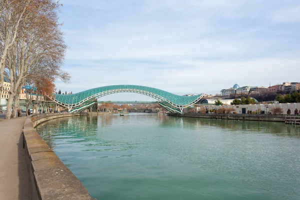 Tiflis Georgien Februar 2023 Die Friedensbrücke Tiflis Futuristische Brücke Aus — Stockfoto