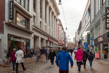 Dortmund, Almanya - 03 Ocak 2023: Dortmund 'da insanlarla sokak. Seyahat