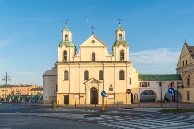 Czestochowa, Polonya - 01 Ocak 2023: St. Sigismund kilisesi kompleksi ve Czestochowa 'daki eski Pauline manastırı. Din