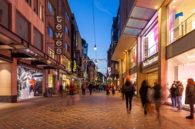 Dortmund, Almanya - 03 Ocak 2023: gece Dortmund 'un güzel manzarası. Seyahat
