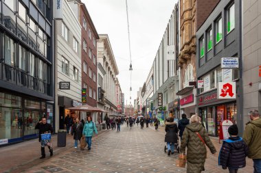 Dortmund, Almanya - 03 Ocak 2023: Dortmund 'da insanlarla sokak. Seyahat