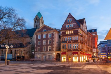 Dortmund, Almanya - 03 Ocak 2023: gece Dortmund 'un güzel manzarası. Seyahat
