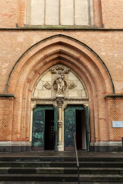 德国多特蒙德 2023年1月5日 位于多特蒙德Klinikumviertel地区的一座旧砖教堂的正门 — 图库照片