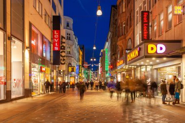 Dortmund, Almanya - 03 Ocak 2023: gece Dortmund 'un güzel manzarası. Seyahat