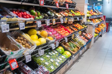 Dortmund, Almanya - 06 Ocak 2023: Süpermarkette raflarda taze gıda ürünleri. Yiyecek.