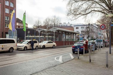 Dortmund, Almanya - 03 Ocak 2023: Dortmund 'da insanlarla sokak. Seyahat