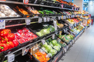 Dortmund, Almanya - 06 Ocak 2023: Süpermarkette raflarda taze gıda ürünleri. Yiyecek.