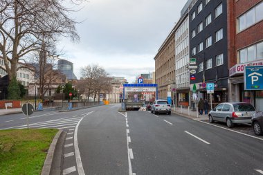 Dortmund, Almanya - 03 Ocak 2023: Dortmund 'da insanlarla sokak. Seyahat