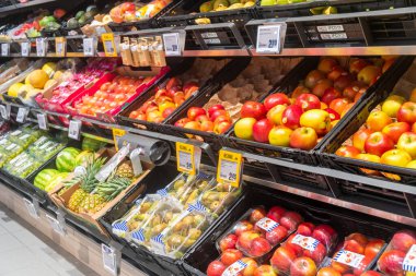 Dortmund, Almanya - 06 Ocak 2023: Süpermarkette raflarda taze gıda ürünleri. Yiyecek.