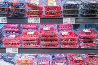 Dortmund, Almanya - 06 Ocak 2023: Süpermarkette raflarda taze meyveler. Yiyecek.