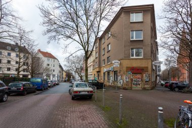 Dortmund, Almanya - 03 Ocak 2023: Dortmund 'da insanlarla sokak. Seyahat