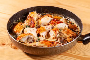 Shkmeruli, tavuklu sarımsak soslu kızartma tavası. Gürcistan ulusal yemeği