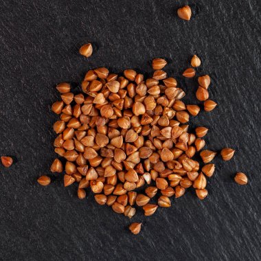 Bir grup karabuğday siyah arka planda izole edilmiş. Sağlıklı yemek.