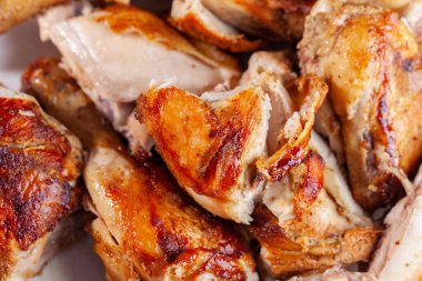 Beyaz bir tabakta dilimlenmiş kızarmış tavuk. Yiyecek.