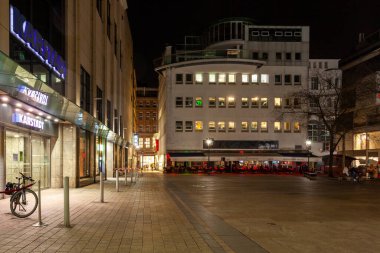 Dortmund, Almanya - 05 Ocak 2023: Geceleri Dortmund 'un güzel manzarası. Seyahat