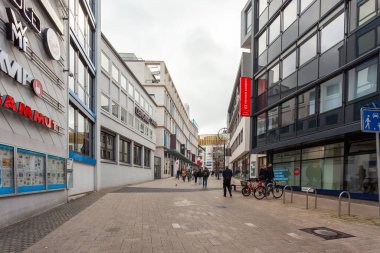 Dortmund, Almanya - 03 Ocak 2023: Dortmund 'da insanlarla sokak. Seyahat