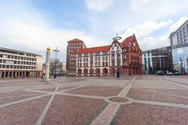 Dortmund, Almanya - 03 Ocak 2023: Dortmund 'un merkezinde Friedensplatz manzarası. Seyahat