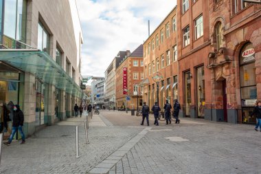 Dortmund, Almanya - 03 Ocak 2023: Dortmund 'da insanlarla sokak. Seyahat